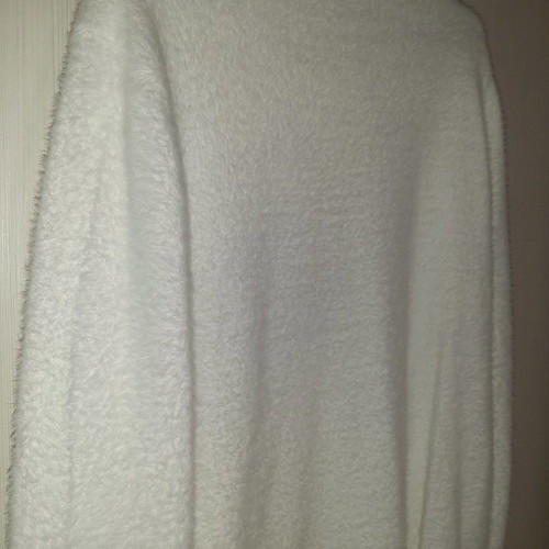 Fuzzy sweater new, size M-L, white