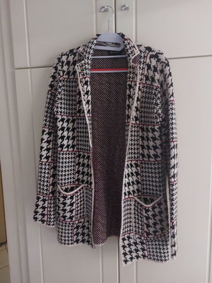 Stradivarius knitted cardigan size S like new, black and white