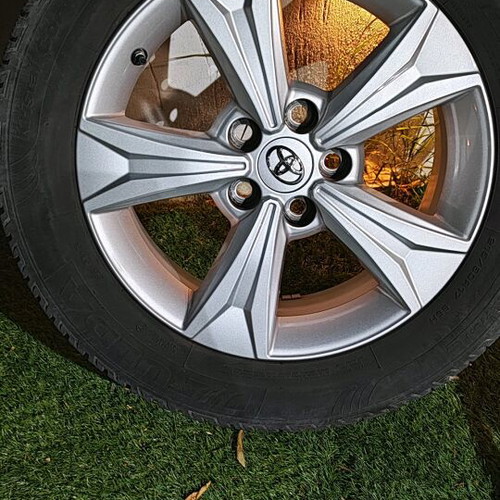 Toyota Chr Alloy Wheels 17" with Winter Tires 215/60R17 Like New