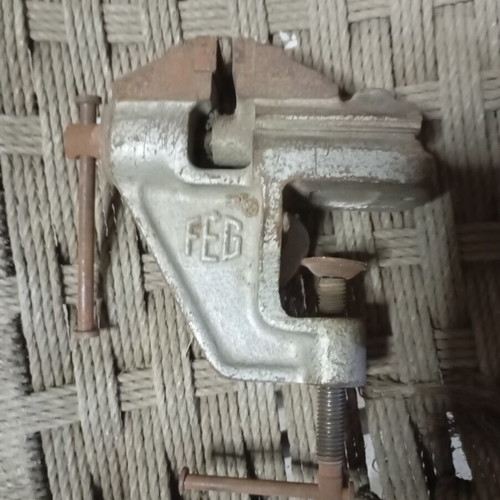 Bench vise
