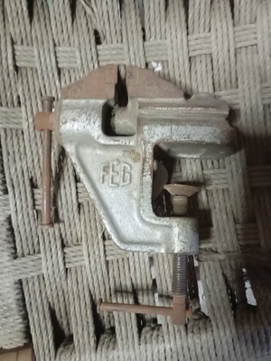 Bench vise