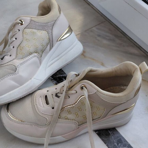Casual women's shoes, beige with gold accents, size 39