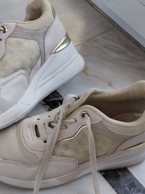 Casual women's shoes, beige with gold accents, size 39