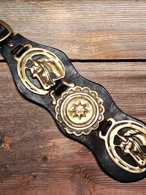 Συλλεκτικό βικτωριανό Horse Brasses σε δερμάτινο Martingale σαν καινούργιο