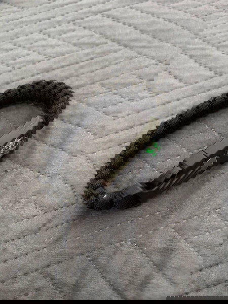 πολυεργαλείο επιβίωσης τύπου βραχιόλι (survival bracelet ή paracord bracelet).