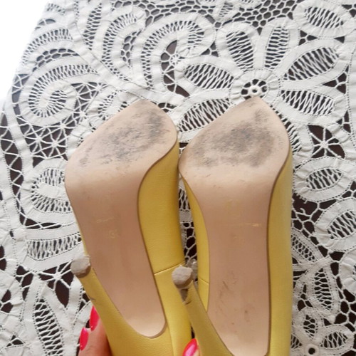 Mourtzi leather pumps size 38 like new, yellow