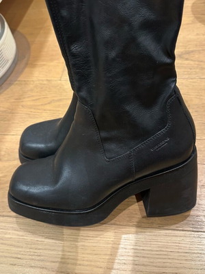 Vagabond black boots like new, size 39