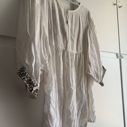 Solitaire white blouse with embroidered flowers like new, size M