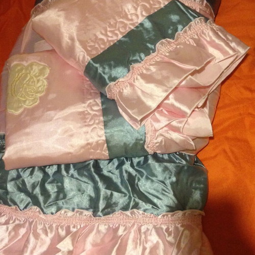 Vintage 90s bridal quilt set like new, satin with ruffles and 2 pillowcases