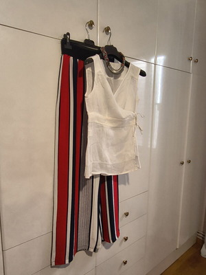 Linen sleeveless top and striped palazzo pants set, blue and red
