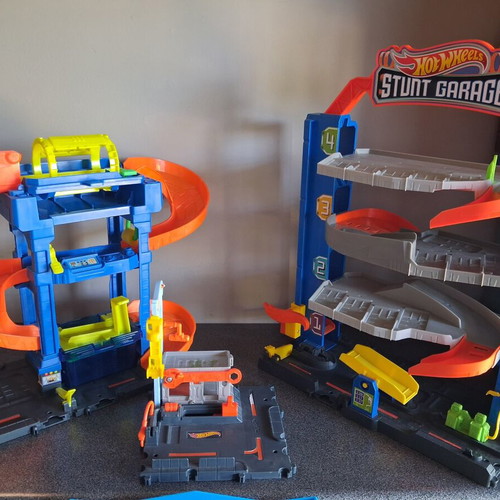 Hot Wheels City playset like new with Stunt Garage and Downtown Tune Up Shop