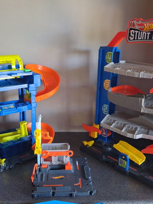 Hot Wheels City playset like new with Stunt Garage and Downtown Tune Up Shop