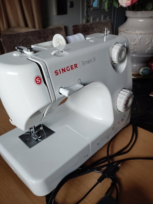 Singer sewing machine like new