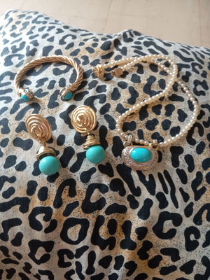 Jewelry set like new with turquoise stones and pearls