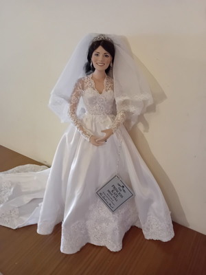 Danbury Mind Princess Kate porcelain doll new in wedding dress