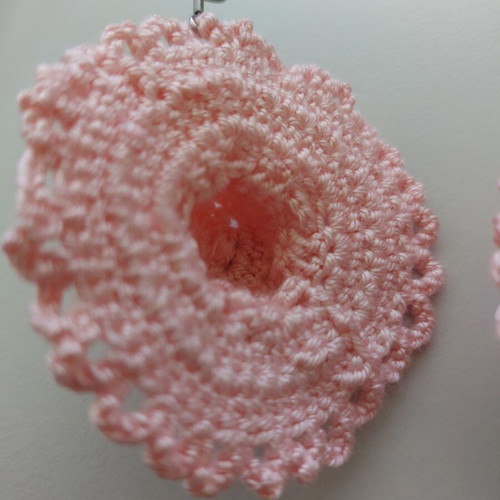 Handmade crochet earrings in pink, like new, hat shape
