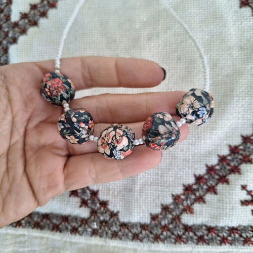 Necklace with black floral beads and pearls new