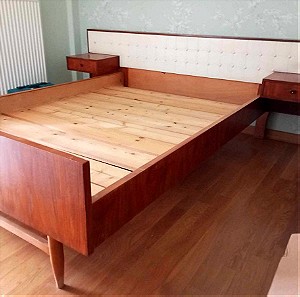 Vintage ξύλινο ημίδιπλο κρεβάτι με ενσωματωμένα κομοδίνα