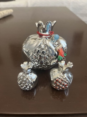 Silver decorative pomegranate set like new, table decor