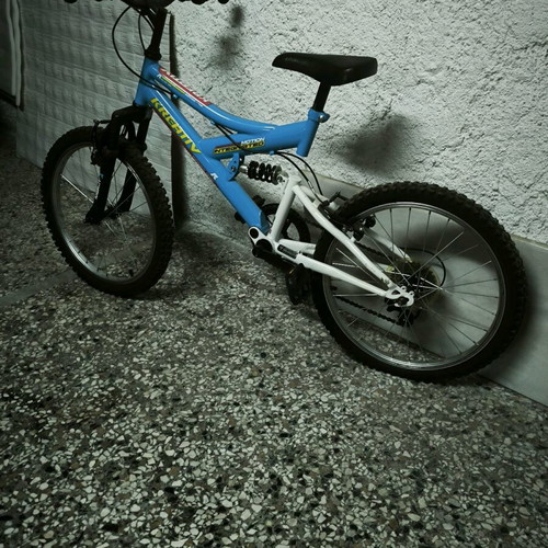 Children's bicycle with suspension like new