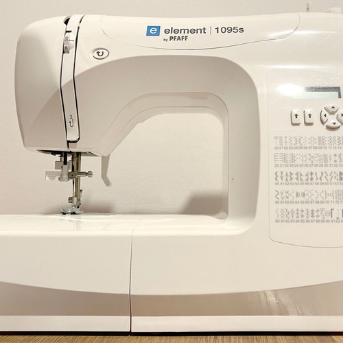 Pfaff Element 1095s sewing machine new with fabric case and foot pedal