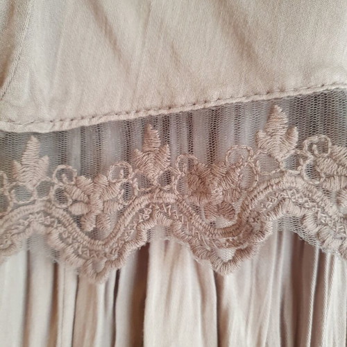 Strapless dress with ruffles medium size like new, beige