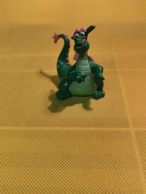 Elliot dragon figure