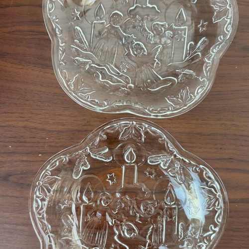 Christmas plates set of 2 like new