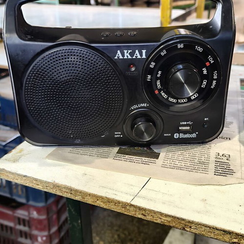 Akai APR-85BT portable analog radio with Bluetooth
