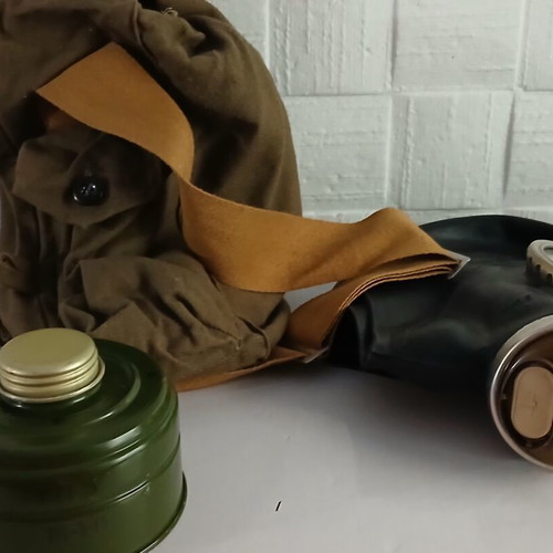 GP-5 Gas Mask like new with green metal filter and carrying bag