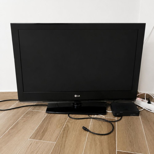 LG 32 TV like new, needs decoder, no remote