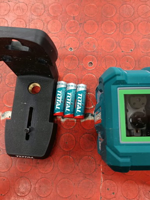 Self-leveling laser level like new