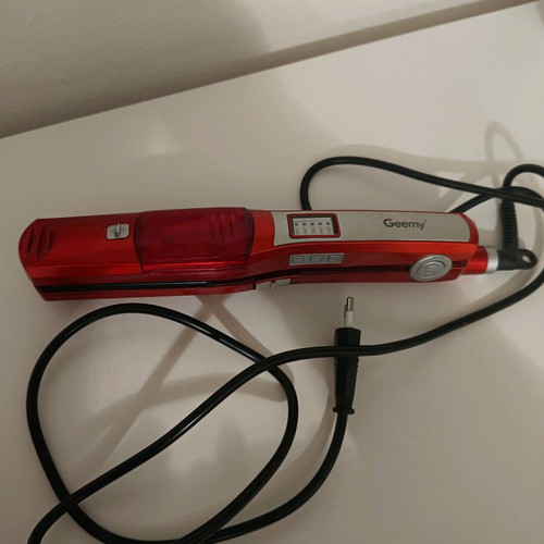 Geemy hair straightener like new with ionic ceramic plates