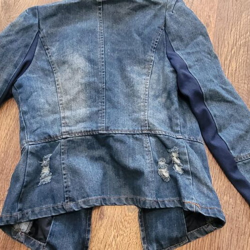 Denim fitted jacket like new, size XS, with metal buttons and patches