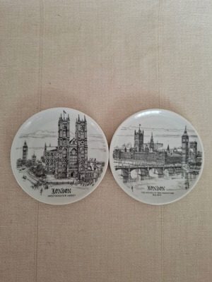 Set of 2 London Landmark Plates like new, 10cm diameter