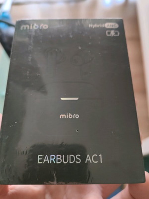 Слушалките Mibro ac1 се продават, запечатани в кутията си.