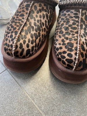 Ugg Tazz Animal winter house slippers like new, size 37