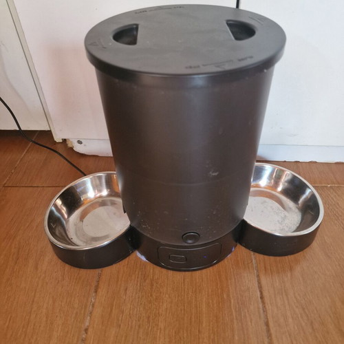 Electronic pet feeder with app, like new