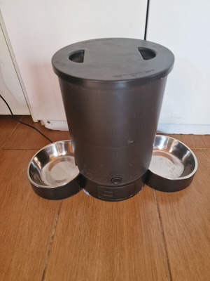 Electronic pet feeder with app, like new