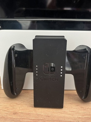 Nintendo Switch бял като нов с два 30W зарядни и две игри