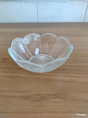 Decorative glass bowl with embossed design, like new