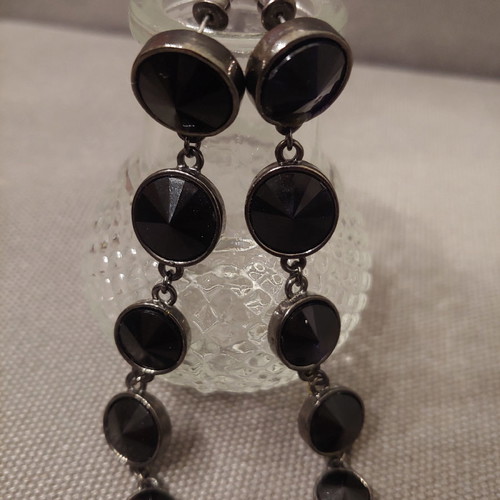 Long earrings unused with black stones