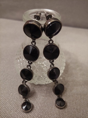 Long earrings unused with black stones