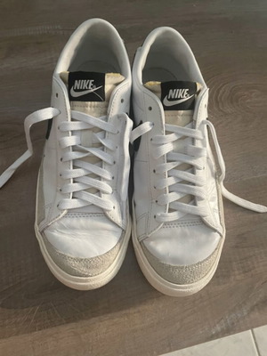 Nike athletic shoes like new, size 39