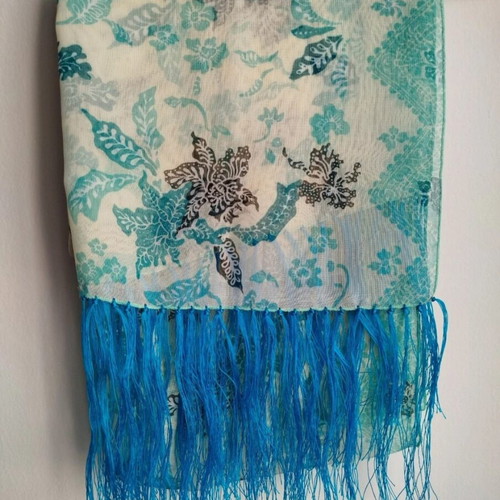 Sarong scarf like new with batik technique, floral patterns and fringes