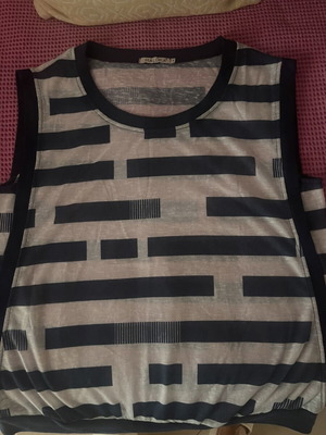 Women's knitted top like new, soft elastic hem, size large, white and blue