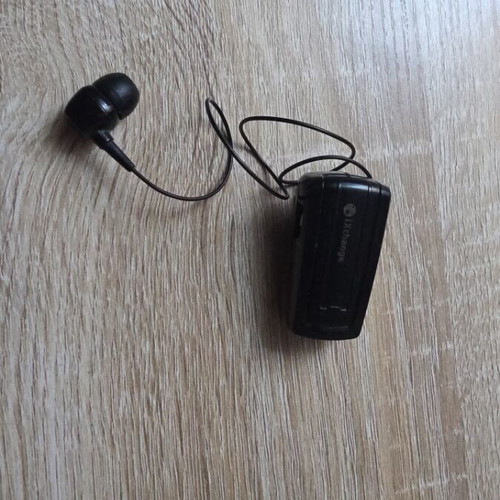 Bluetooth headset used with single foldable earpiece