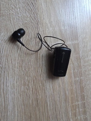 Bluetooth headset used with single foldable earpiece