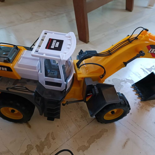Remote control crane used with movement and lifting functions
