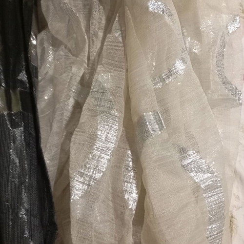 Curtain like new with dimensions 2.60x2.60 and traparia